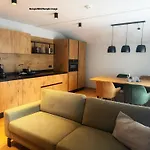Aparthotel Schrofenblick 4*