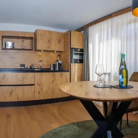 Aparthotel Schrofenblick 4*